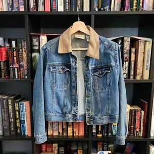 Cropped Denim Trucker Jacket with Tan Collar